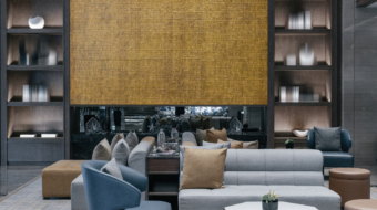 Covering d'un mur intérieur dans un bar avec un effet doré