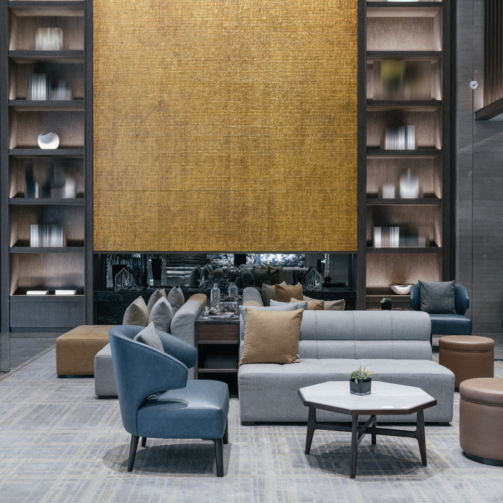 Covering d'un mur intérieur dans un bar avec un effet doré