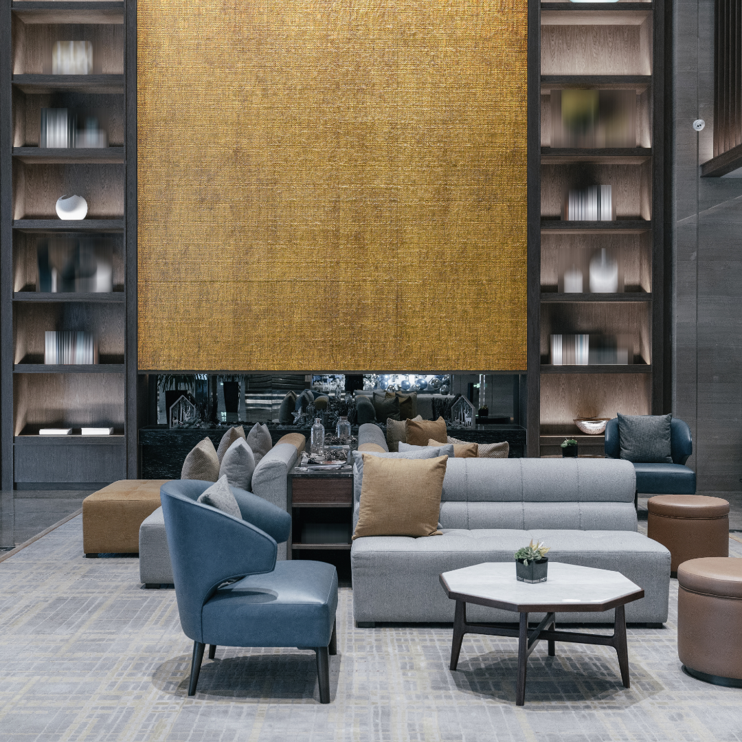 Covering d'un mur intérieur dans un bar avec un effet doré