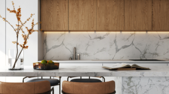 Cuisine réalisée avec un covering en marbre et bois